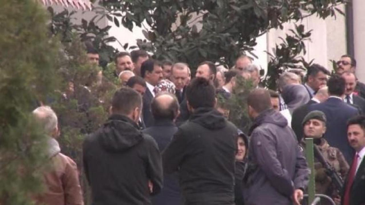 Erdoğan, AK Parti İl Başkanlığı'nı ziyaret etti