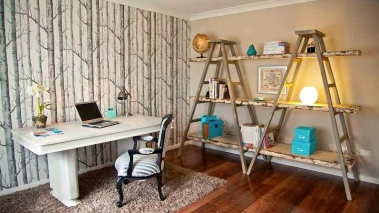 Eski merdiven ile dekoratif kitaplık yapımı