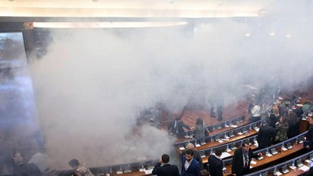 Kosova meclisine gaz bombası atıldı