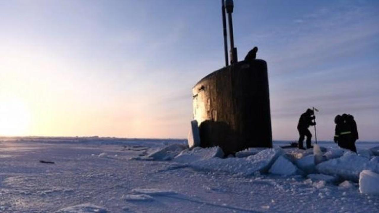 Tatbikat yapan ABD denizaltısı buzlara sıkıştı
