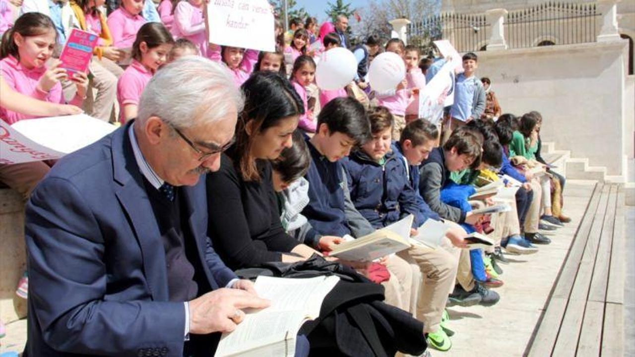 Öğrenciler müze bahçesinde kitap okudu