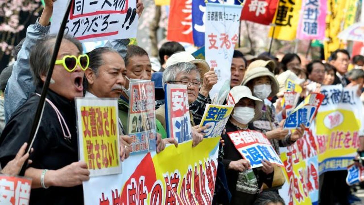 Japon halkı Başbakan Abe’nin istifasını istiyor 