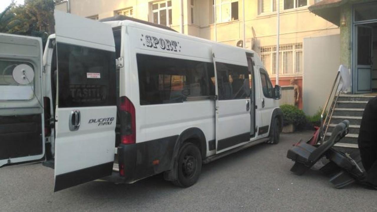 Minibüsün gizli bölmesinden çıktı