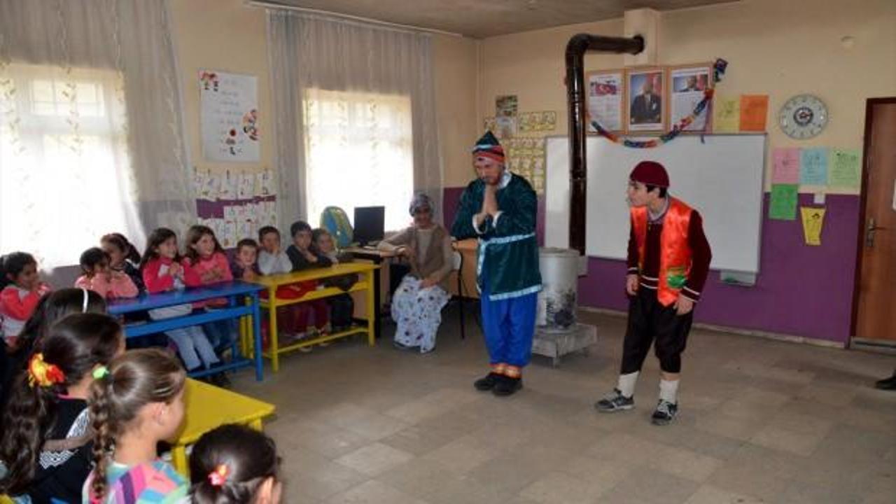 Köy çocuklarını tiyatro ile buluşturuyor