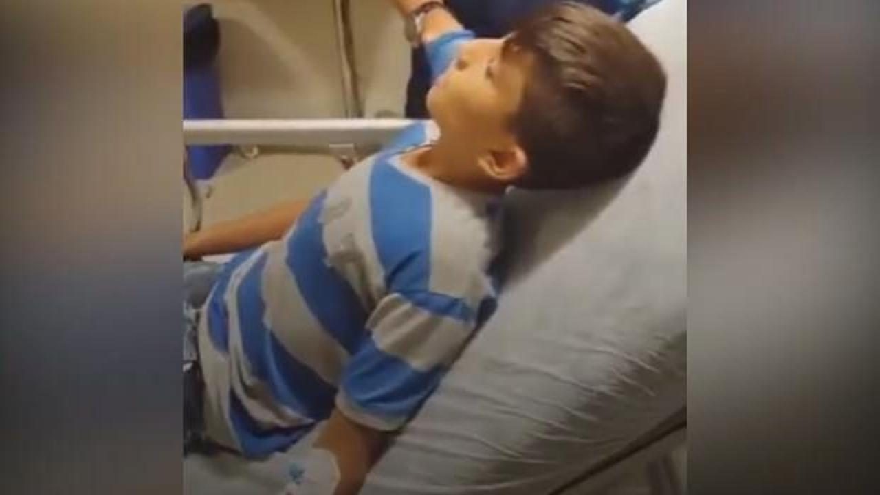 D&uuml;d&uuml;k yutan &ccedil;ocuk sosyal medyayı salladı!