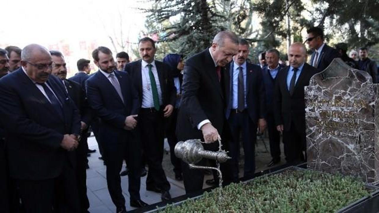 Erdoğan, Türkeş'in kabrini ziyaret etti