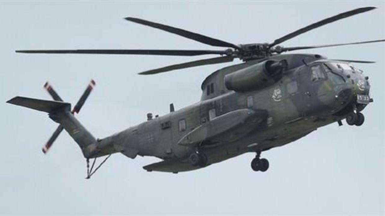 Almanya'da askeri helikopter kuleye çarptı!