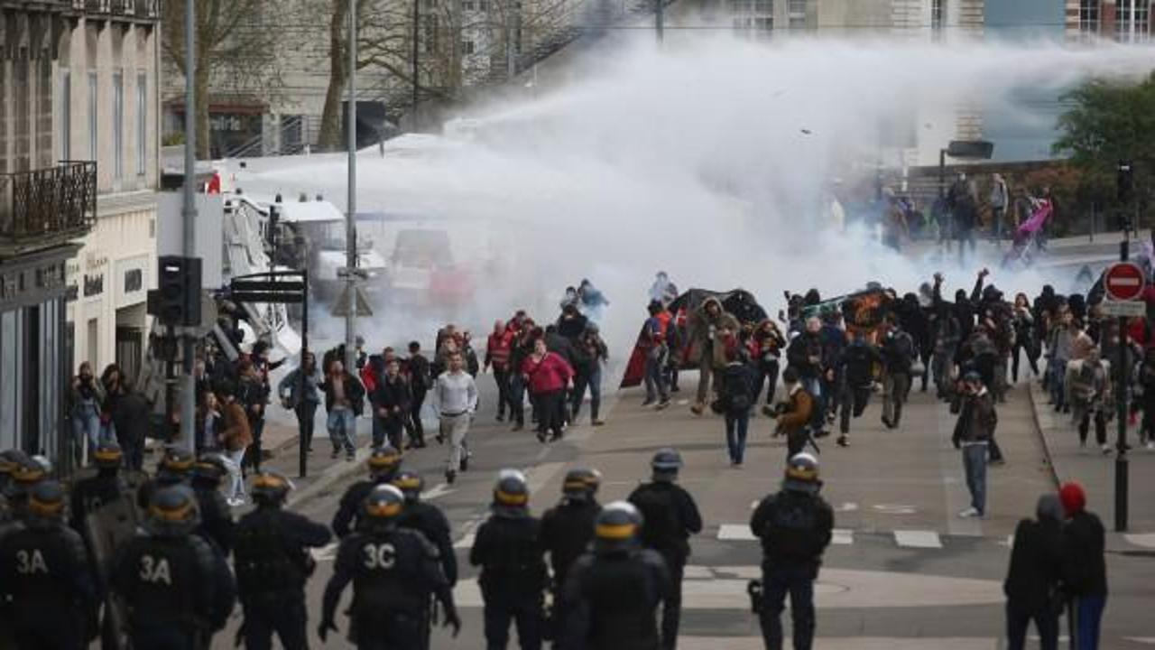Fransa'da protestocu öğrenciler gözaltına alındı