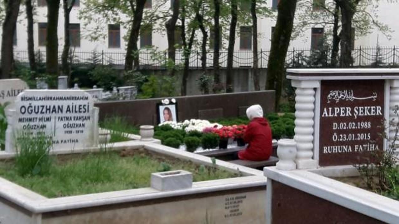 Mina'nın d&uuml;ğ&uuml;n g&uuml;n&uuml;nde annesi kabrini ziyaret etti