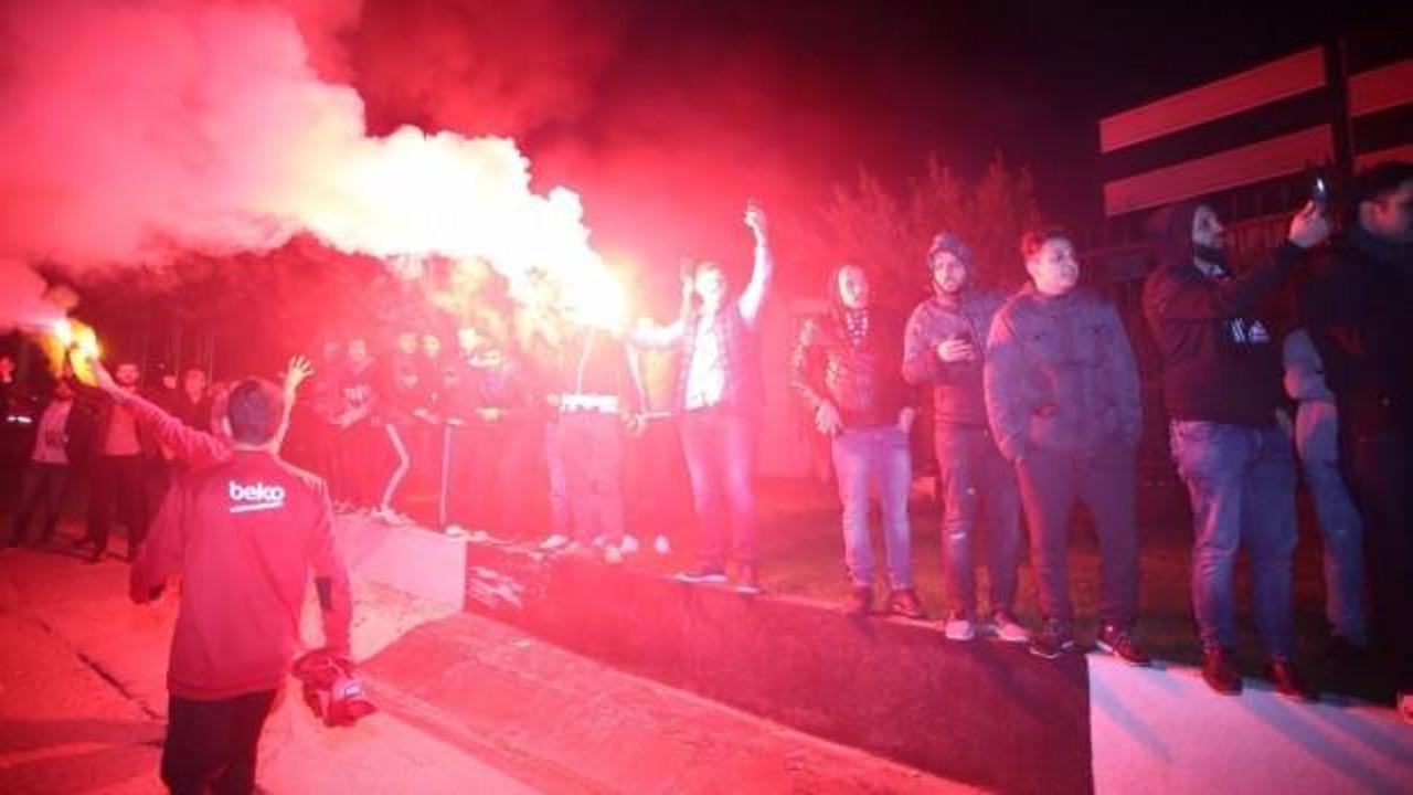  Beşiktaş taraftarı takımını meşalelerle karşıladı