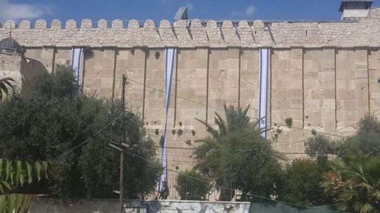 İbrahim Camisine İsrail bayrağı asıldı