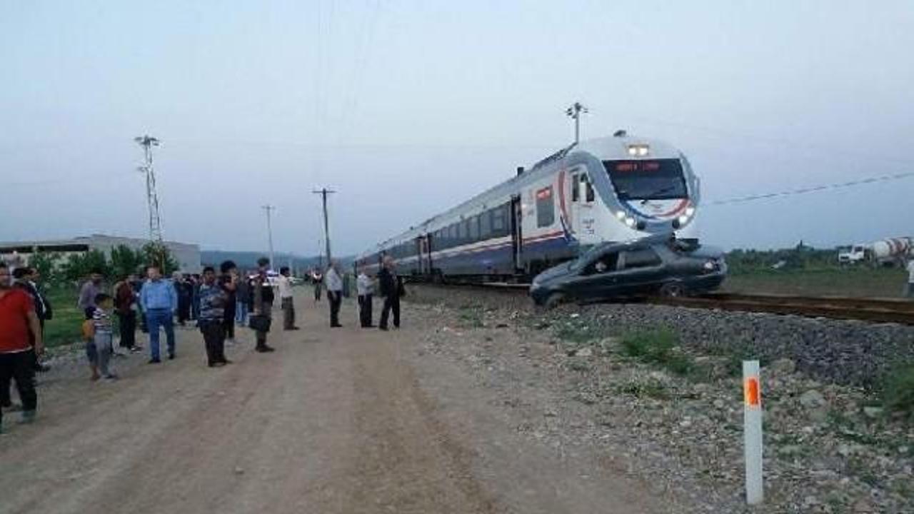 Yolcu treni otomobile çarptı: 1'i ağır 3 yaralı