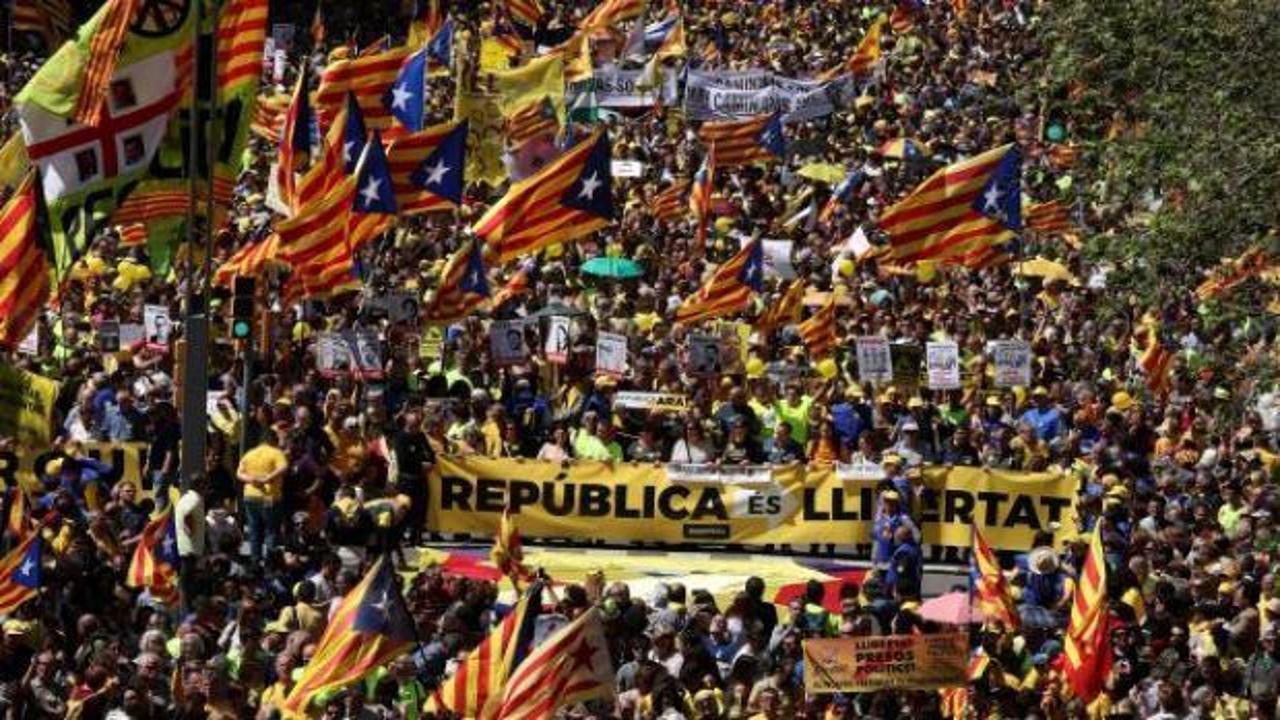 Yüz binlerce kişi Puigdemont için sokağa çıktı