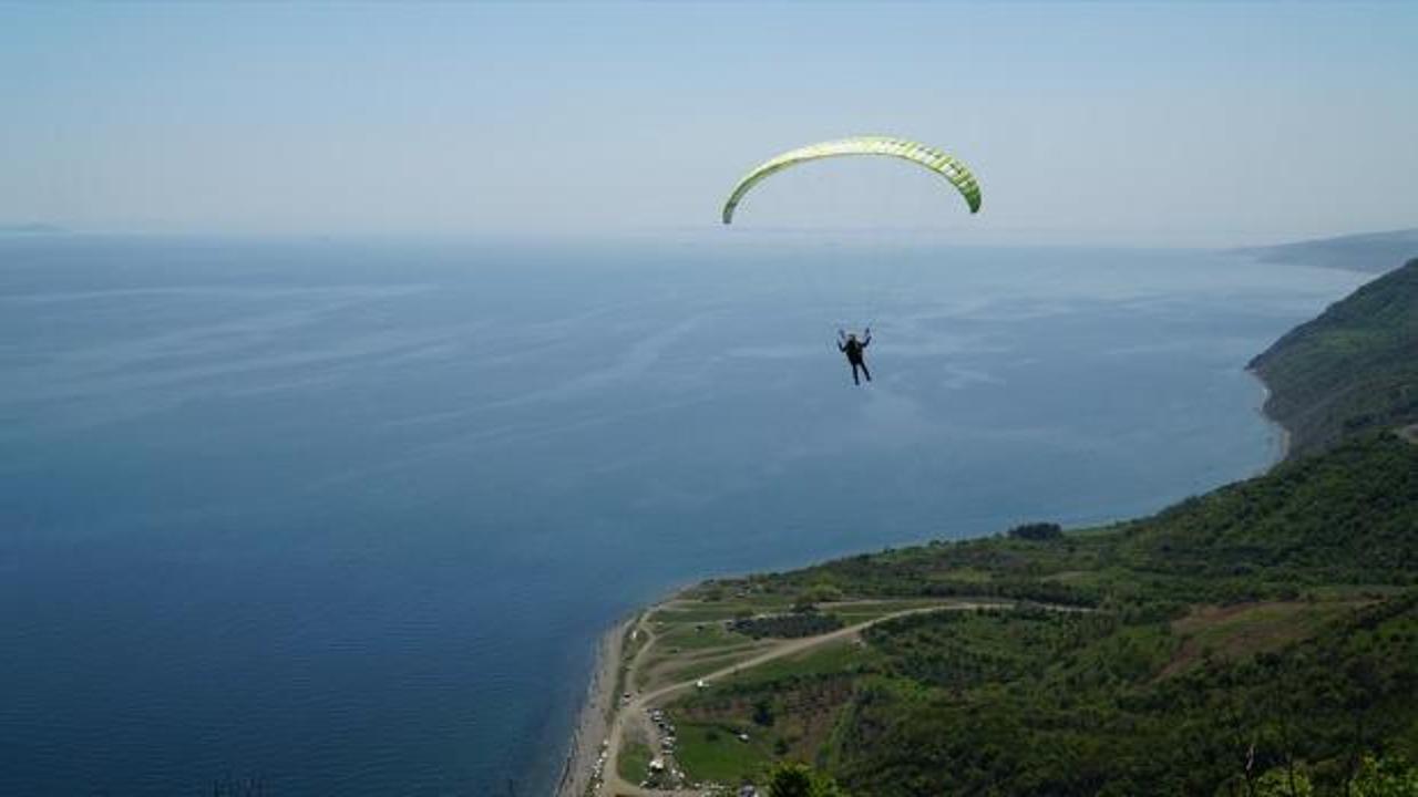 Paraşüt tutkunları Uçmakdere'de maviyle yeşilin tadını çıkarıyor