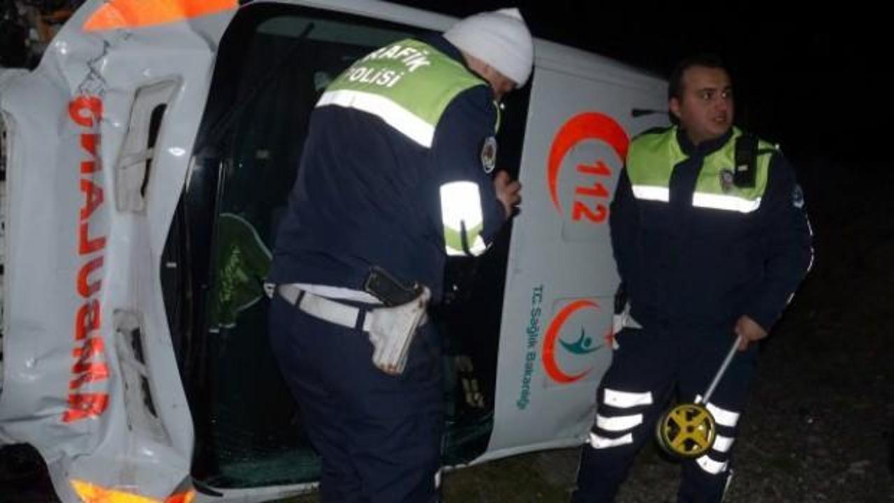 Kars'ta otomobil ve ambulans çarpıştı