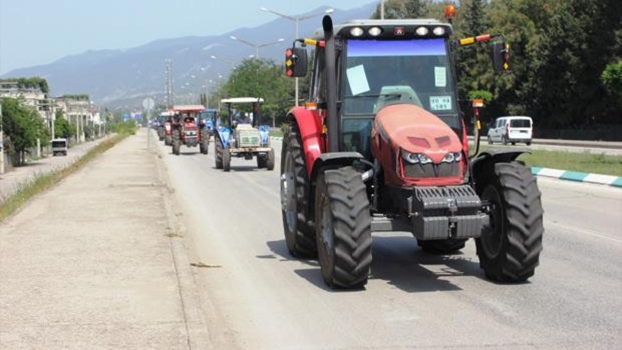 Tarlalarına su isteyen çiftçilerden traktörlü eylem