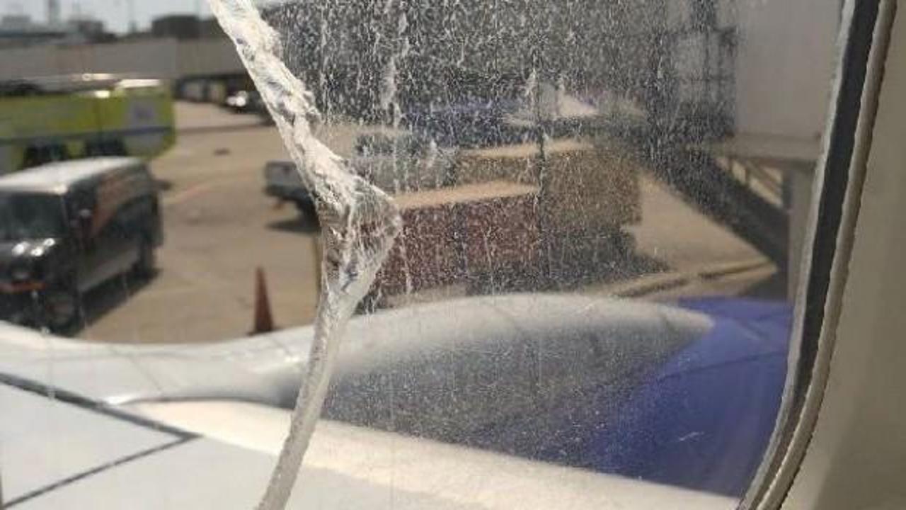 ABD’de yolcu uçağının havada camı çatladı