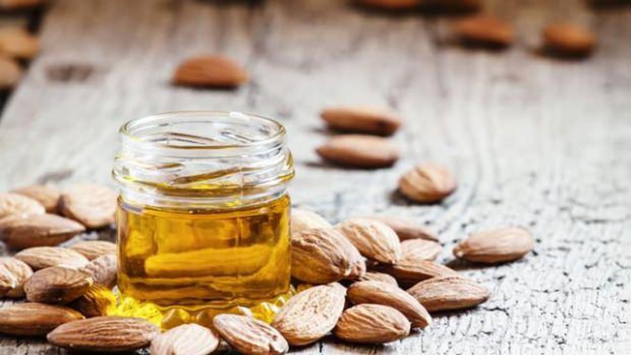 G&ouml;z makyajını temizlemek i&ccedil;in doğal y&ouml;ntem! Tatlı badem yağının faydaları