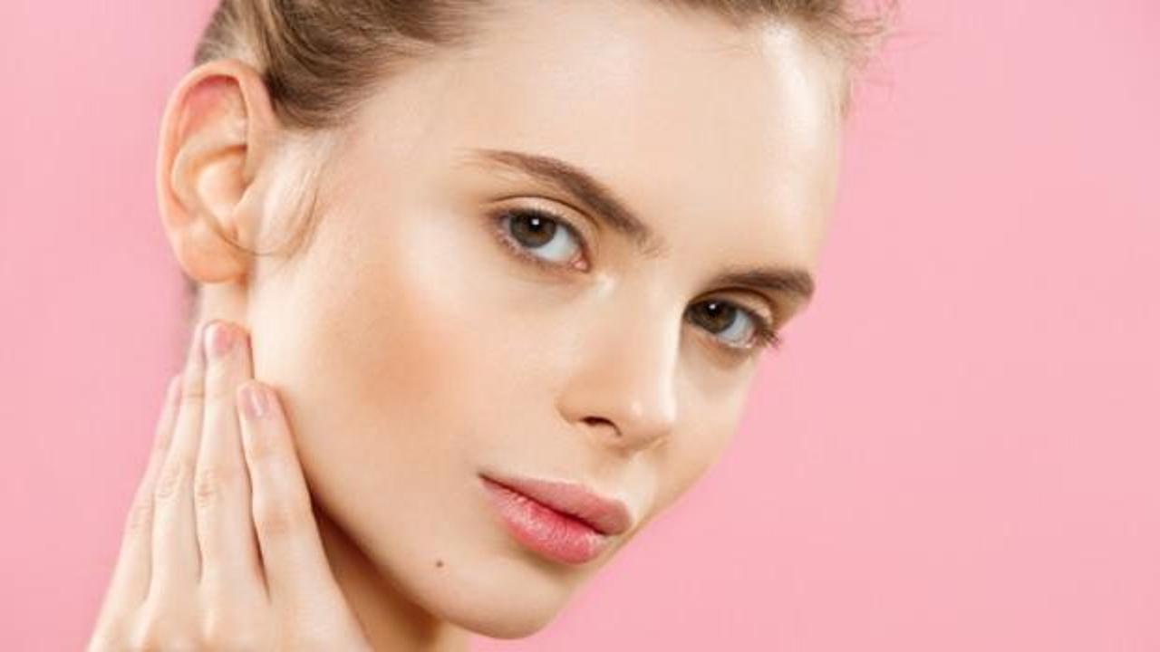 Hayali makyaj nasıl yapılır? Doğal ve ışıltılı g&ouml;r&uuml;n&uuml;m i&ccedil;in...