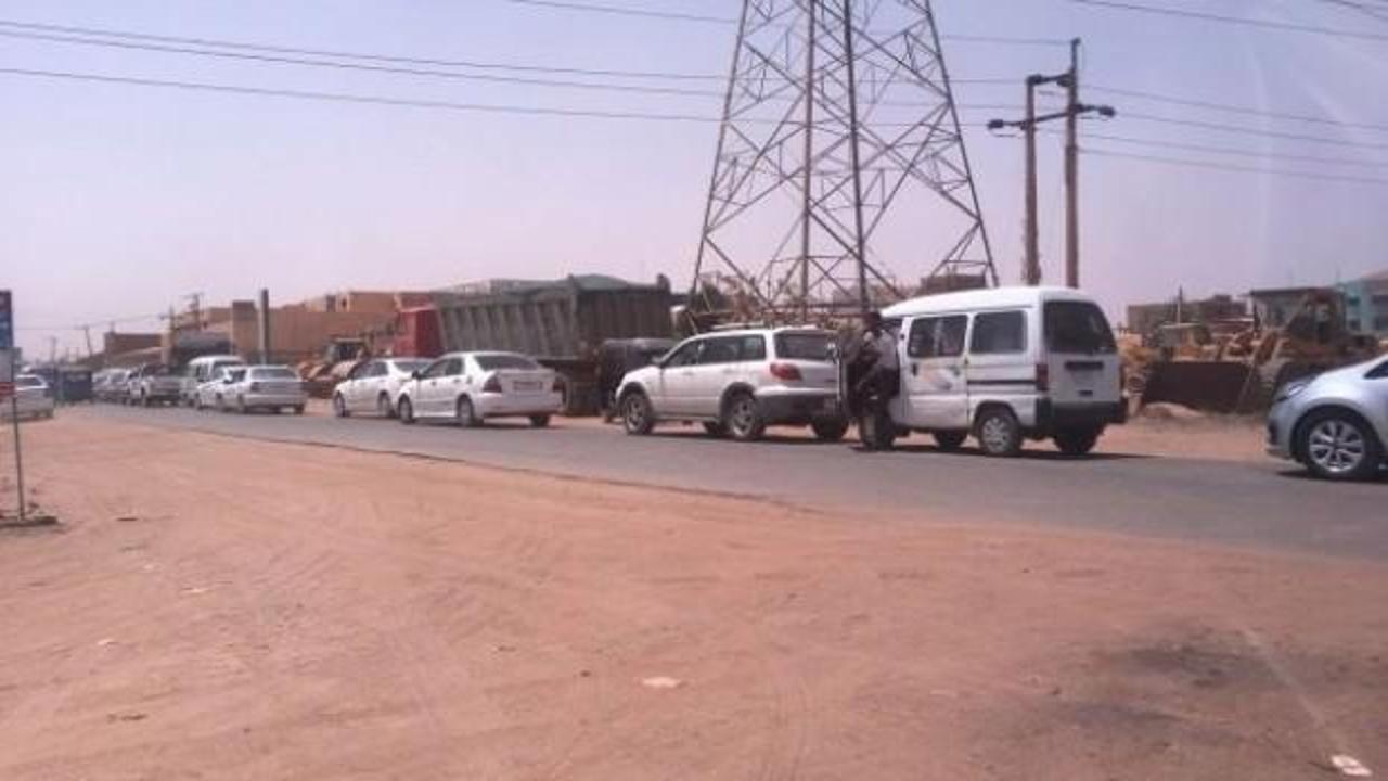 Sudan'da benzin kuyrukları bir kilometreyi aşıyor