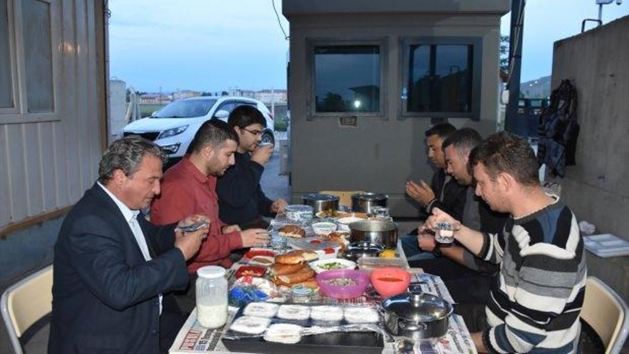 Kontrol noktasında nöbetleşe iftar yapıyorlar