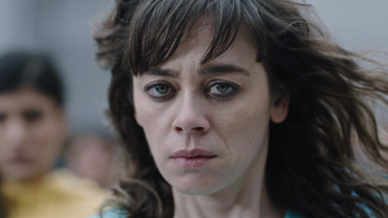 Demet Evgar parmağını kırdı