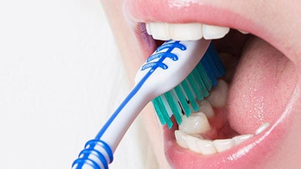 Diş fırçalamak orucu bozar mı? Oruçluyken diş fırçalamanın hükmü...