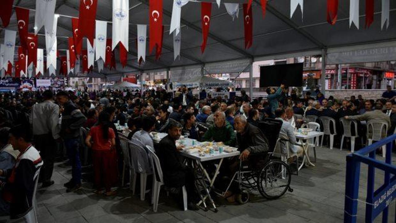 Binlerce kişi iftar çadırlarında buluştu