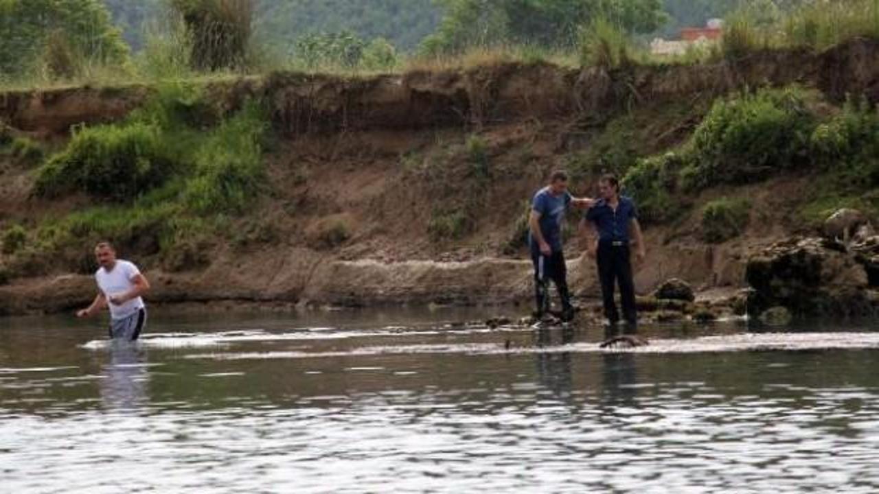 Irmağa d&uuml;şen minik Samet bulunamıyor