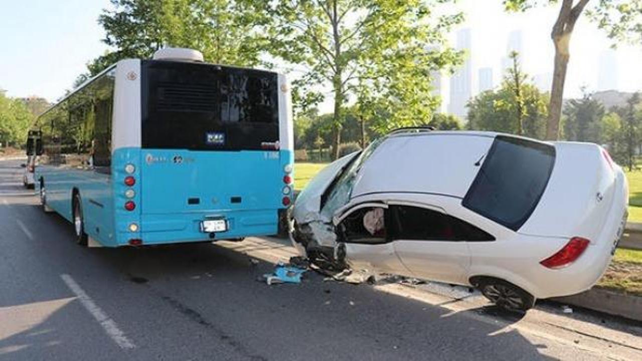 İnanılmaz kaza! Otomobil İETT otobüsüne takıldı