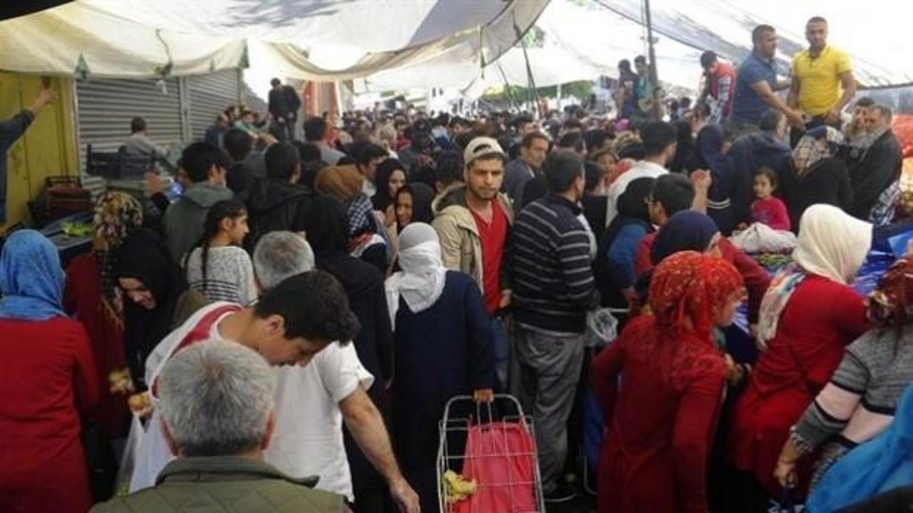 Sebze ve meyveyi bedava dağıttı