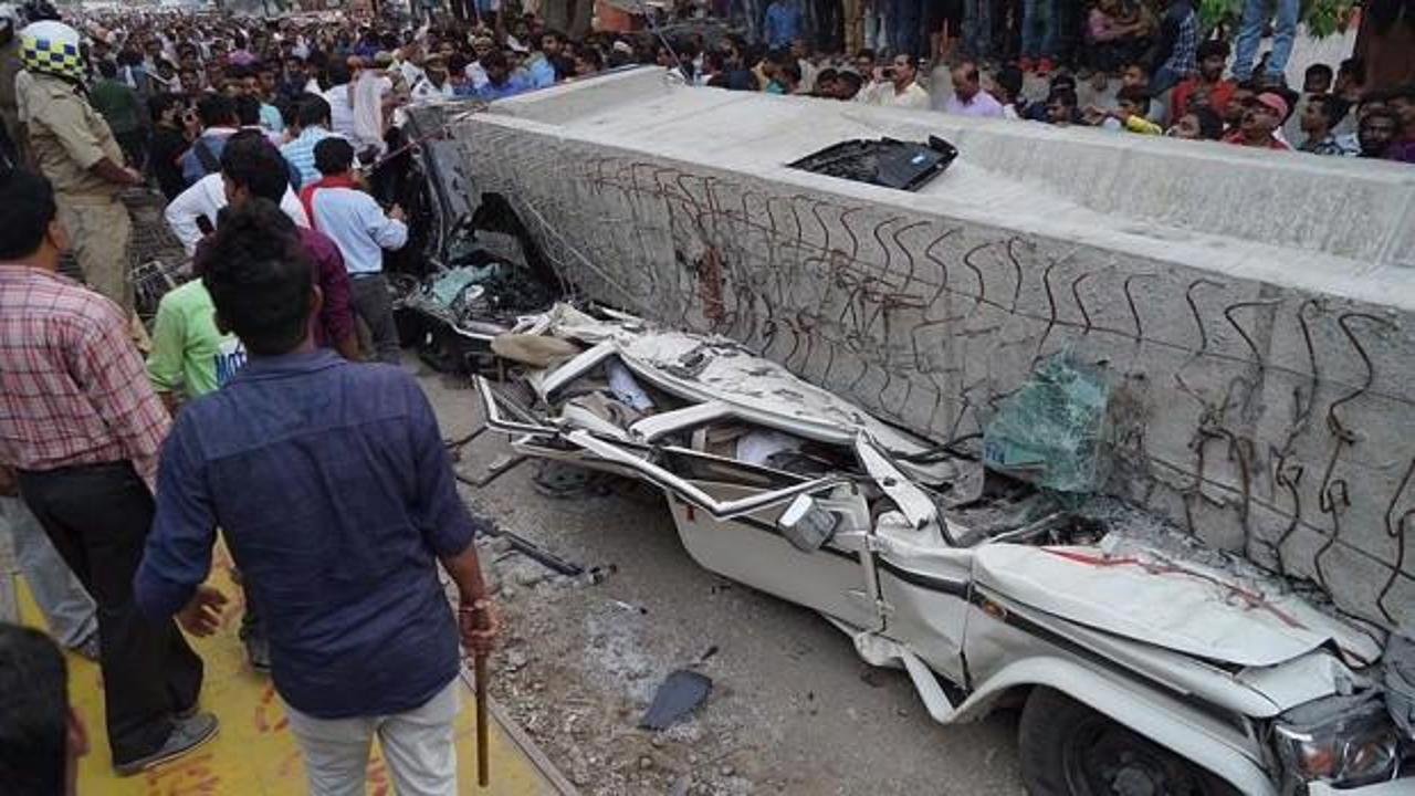 Hindistan'da üst geçit çöktü: 18 ölü