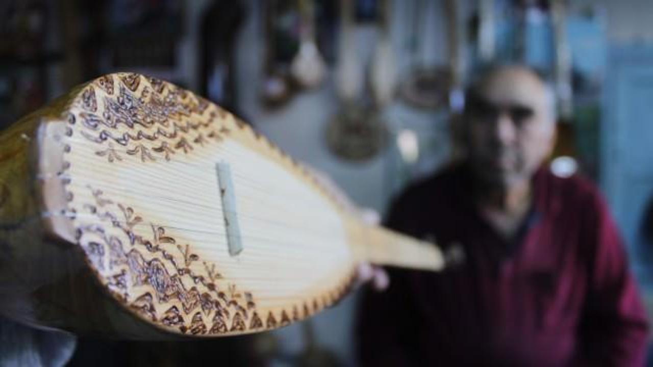 &Uuml;&ccedil; telli bağlamayı hem yapıyor hem &ccedil;alıyor