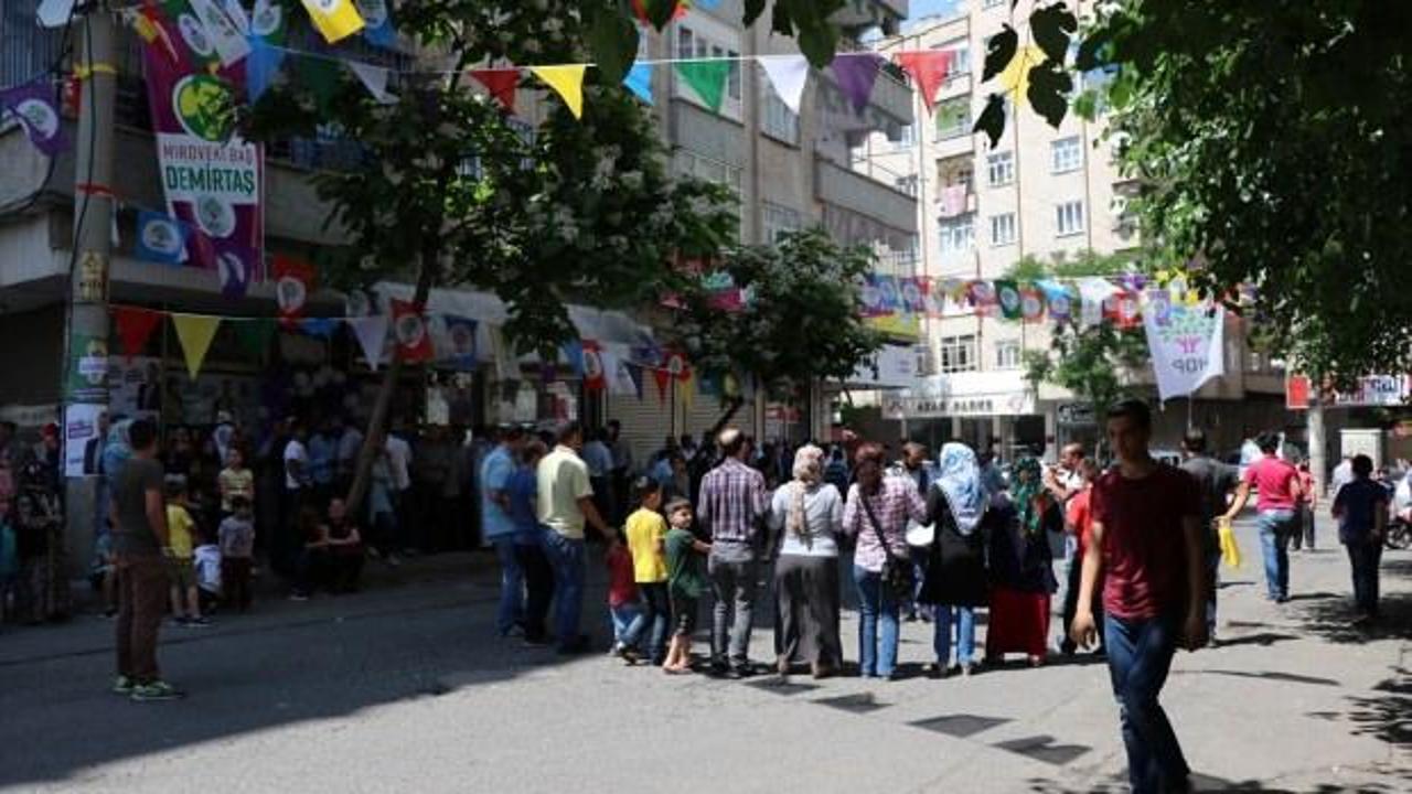 Diyarbakır'da PKK lehine slogan atan üç kişiye gözaltı