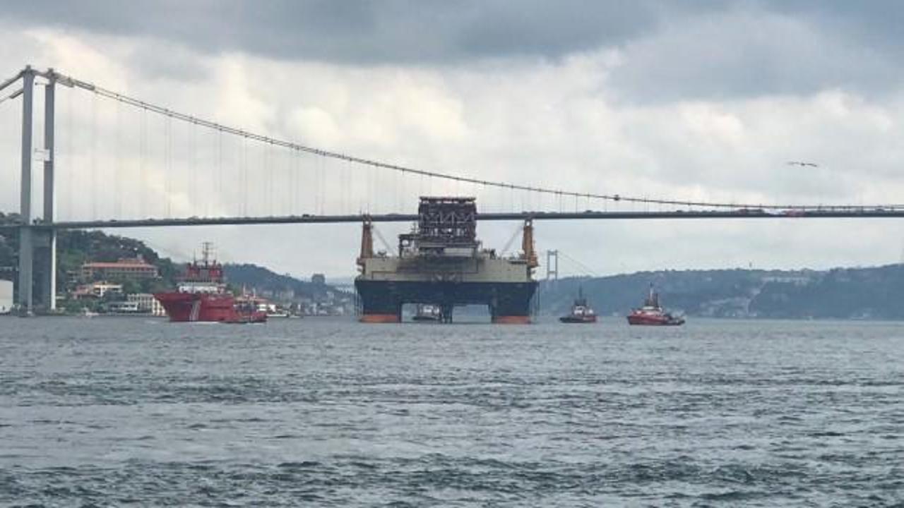 İstanbul Boğazı'nda alarm! Dev platform geçiyor