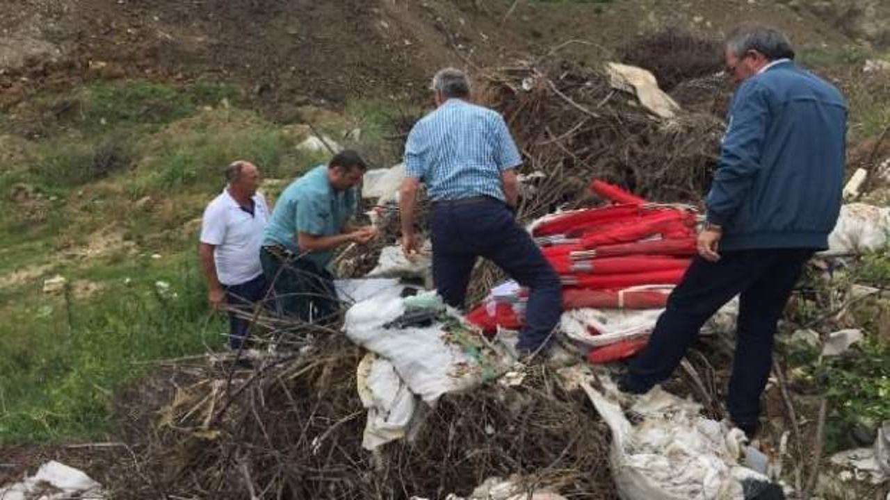 Koyun otlatırken buldu! &Ccedil;uvallar dolusu bayrak...