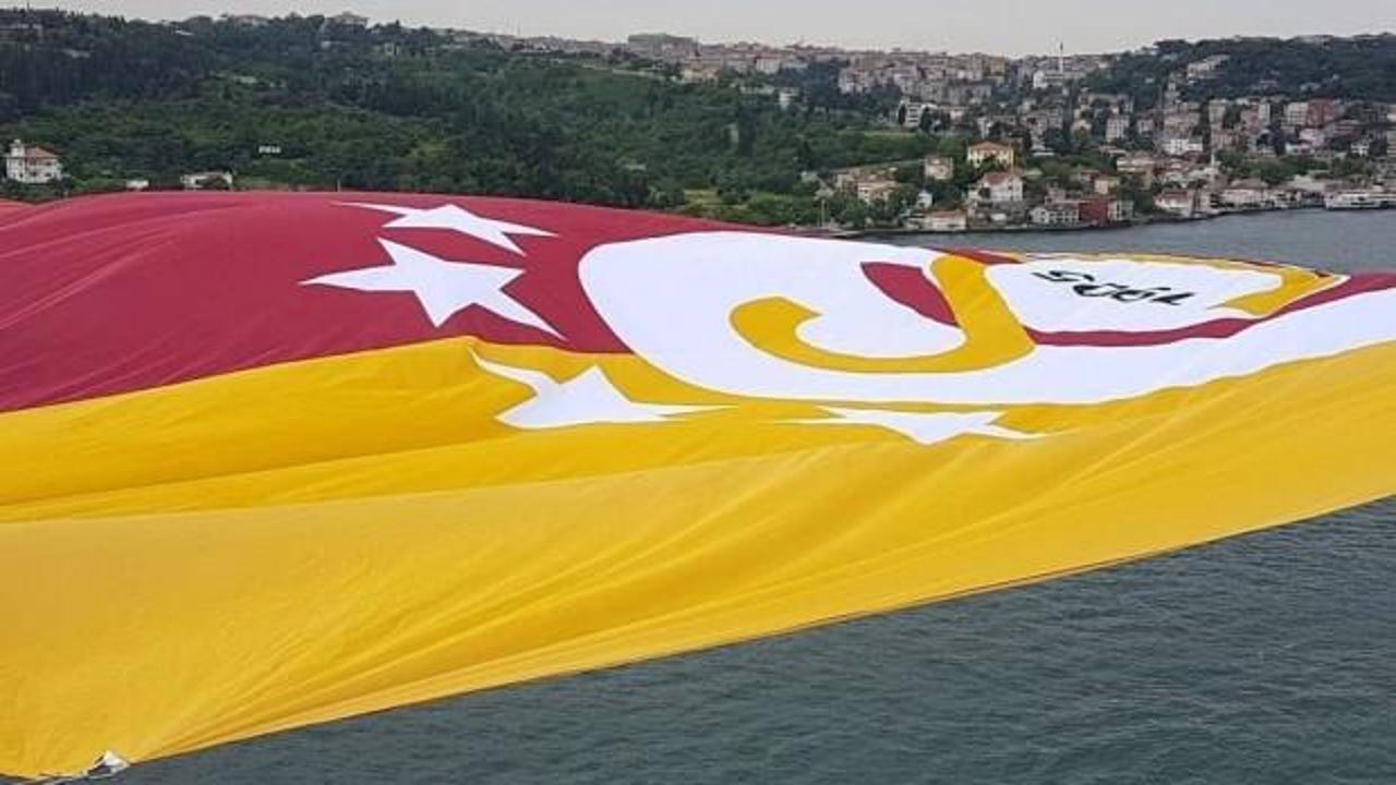 Şampiyon Galatasaray'ın bayrağı köprüde
