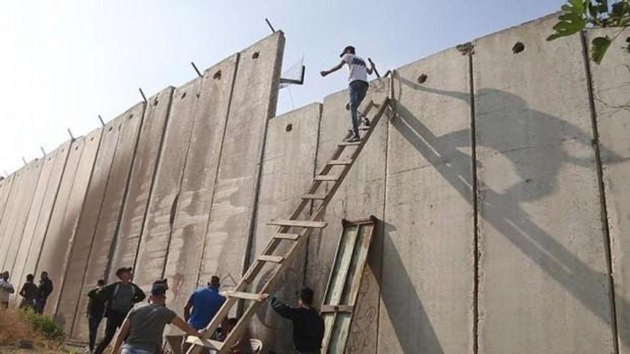 İsrail'den ibadet işkencesi! Duvarları aşıyorlar