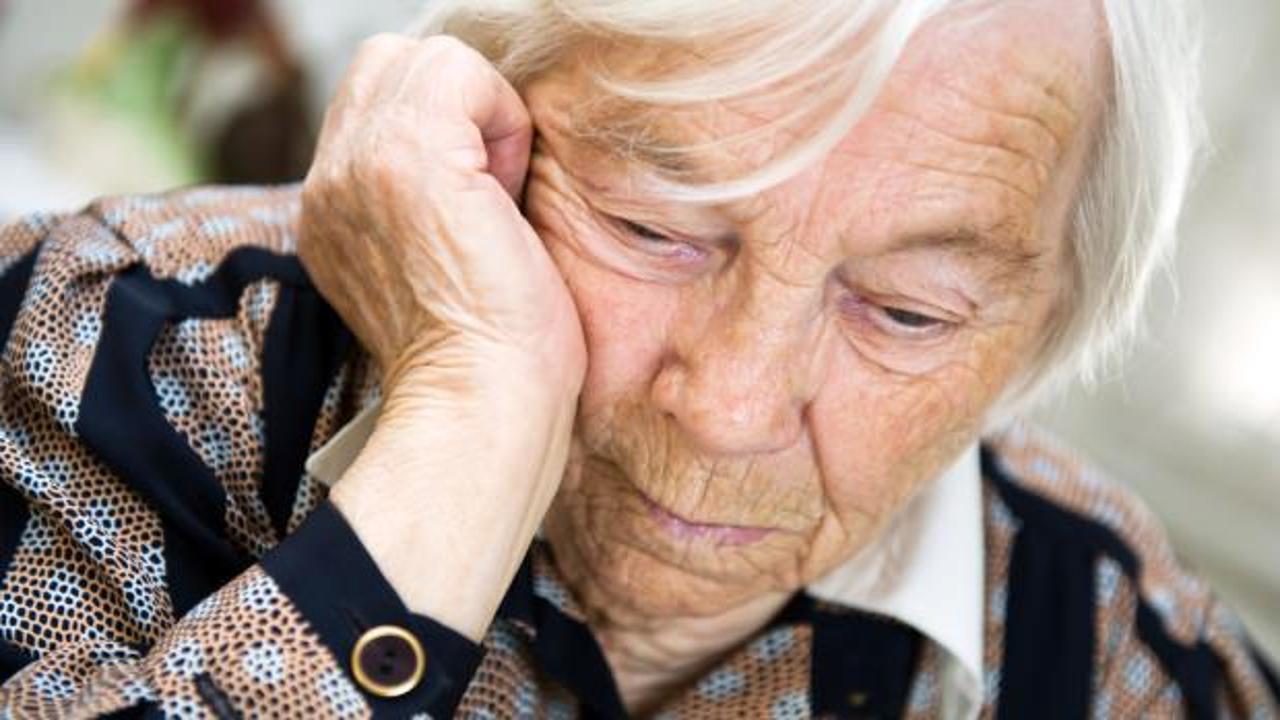 Alzheimer nedir ve belirtileri nelerdir? Alzheimer'in tedavisi var mıdır? İyi gelen besinler...