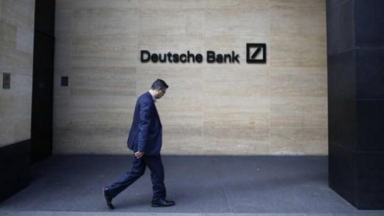 S&P Deutsche Bank`ın notunu düşürdü
