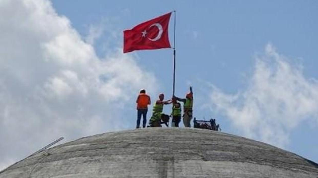 Taksim Camii'ne T&uuml;rk bayrağı dikildi