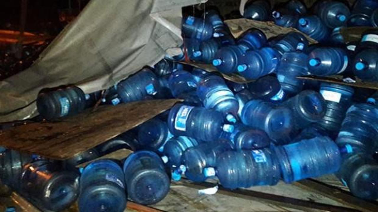 Kamyon devrildi: Su damacanaları yola savruldu