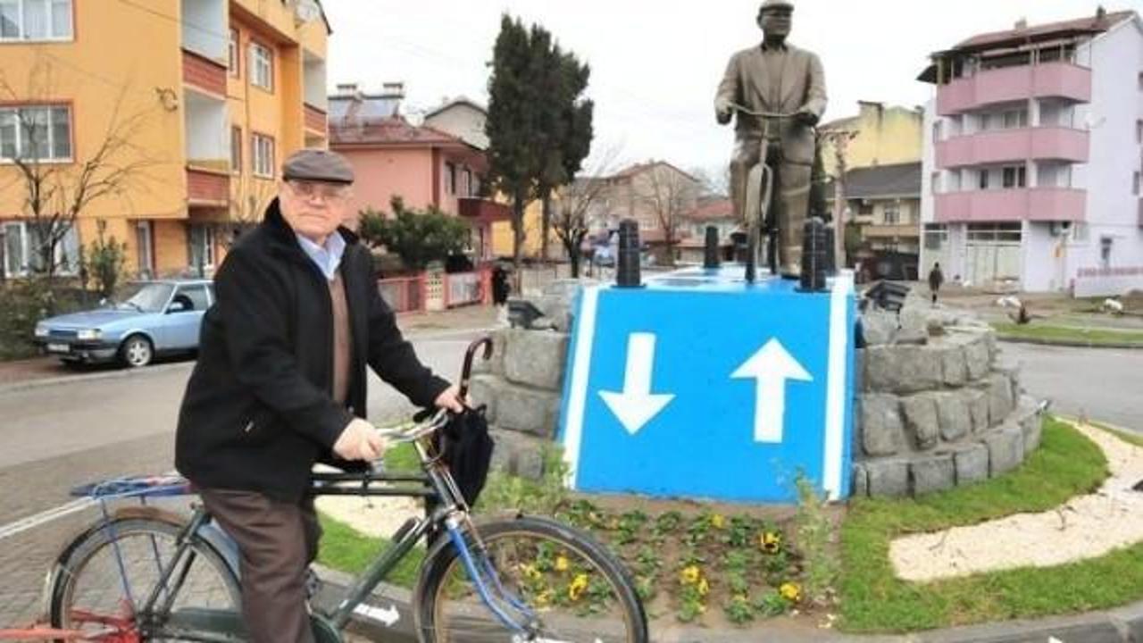 52 yıldır bisiklete binen adamın heykeli dikildi?
