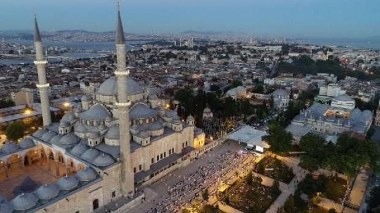Fatih Camii'nde 10 bin kişi iftar yaptı