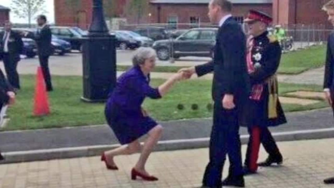 Theresa May’in hareketi alay konusu oldu!