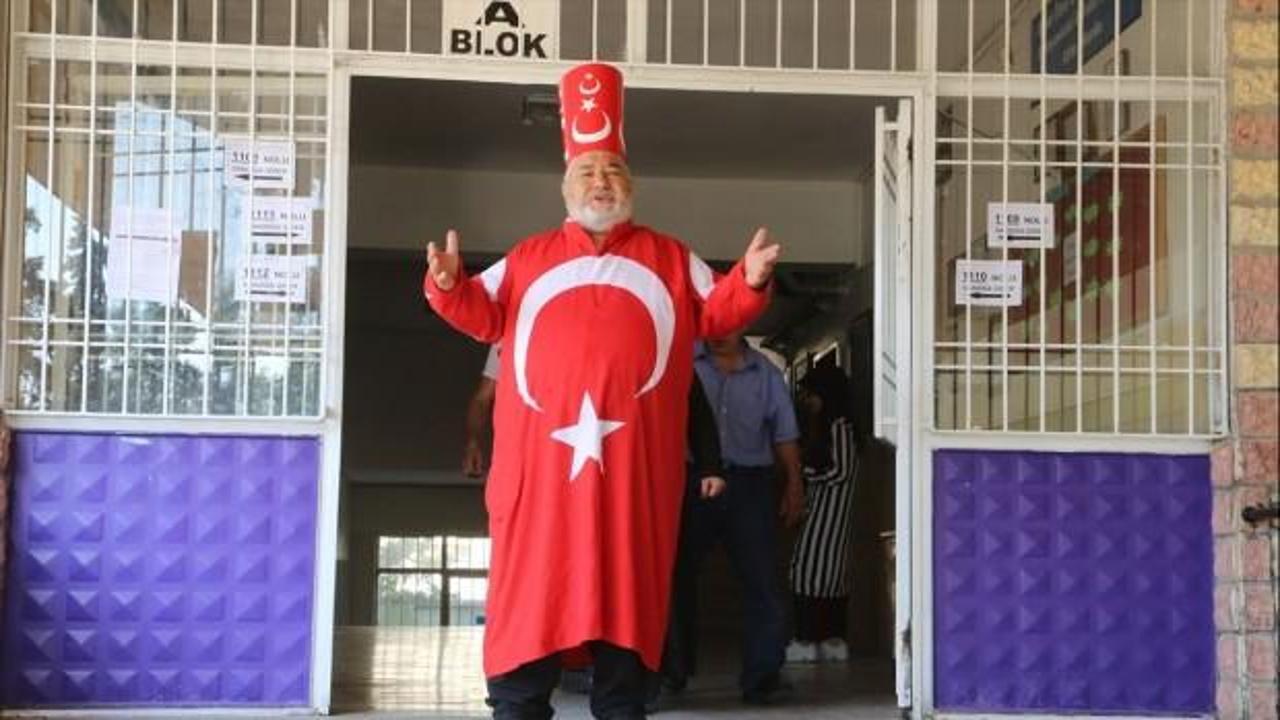 Türk bayrağı kostümüyle oy verdi