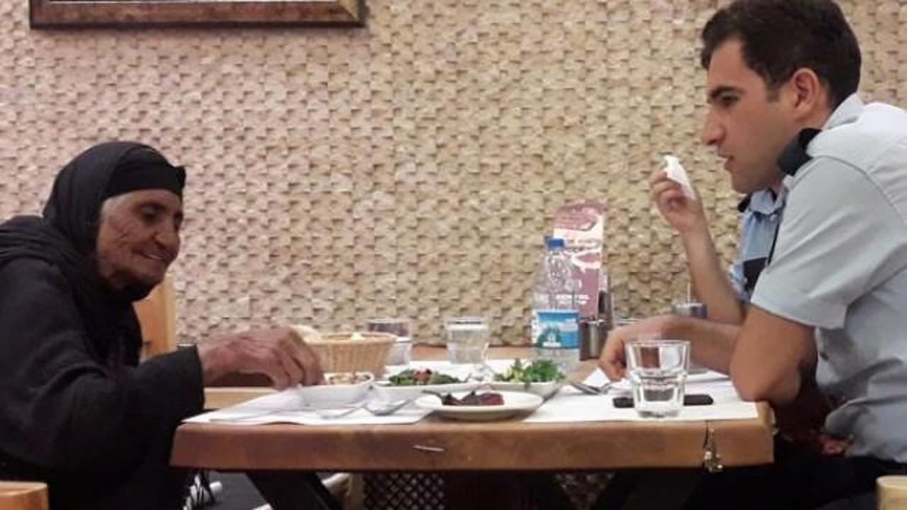A&ccedil;lıktan bitkin d&uuml;şen kadına yemek yedirdi