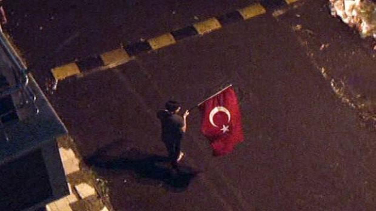 Bayrak sevgisi yağmur tanımadı!