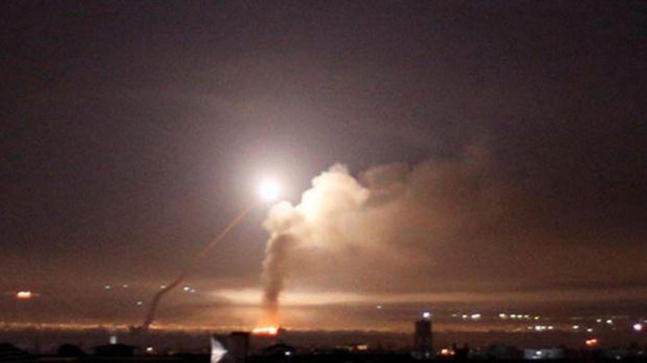 Riyad'da patlama sesleri! Gökyüzü aydınlandı