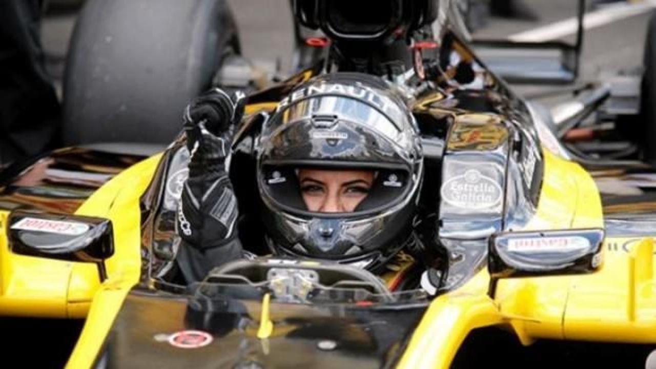 Suudi kadın sürücü F1 otomobilini deneyimledi